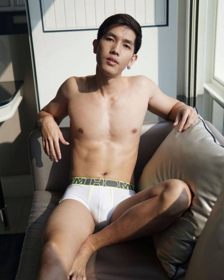 หล่อใสขาวตี๋ พร้อมของใหญ่ติดตัว