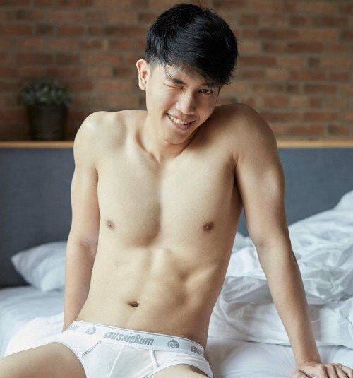 หล่อใสขาวตี๋ พร้อมของใหญ่ติดตัว