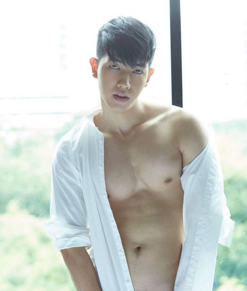 หล่อใสขาวตี๋ พร้อมของใหญ่ติดตัว