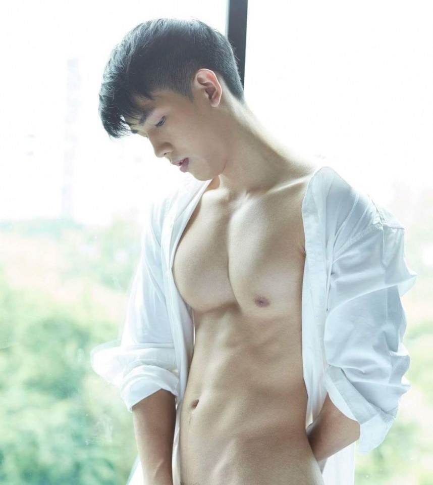 หล่อใสขาวตี๋ พร้อมของใหญ่ติดตัว