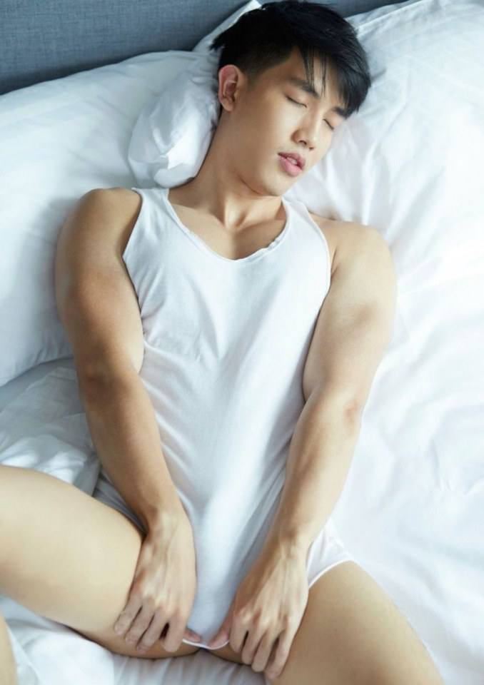 หล่อใสขาวตี๋ พร้อมของใหญ่ติดตัว