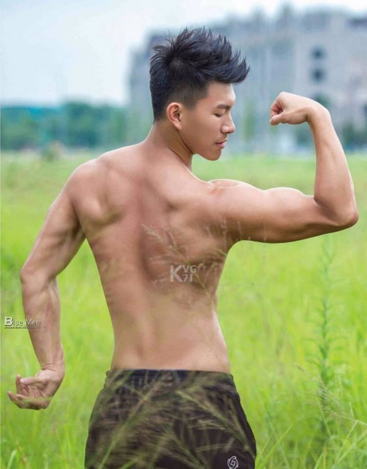 หนุ่มหล่อขึ้นปก 663