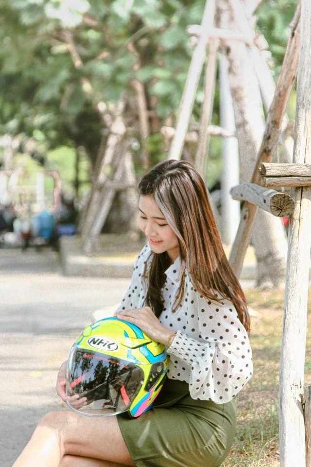 เทคนิคถ่ายรูปเล่นๆกับมอเตอร์ไซค์น่ารักๆ ที่บ้านก็น่ารักไปอีกแบบ (หมวกกันน็อคNHK)