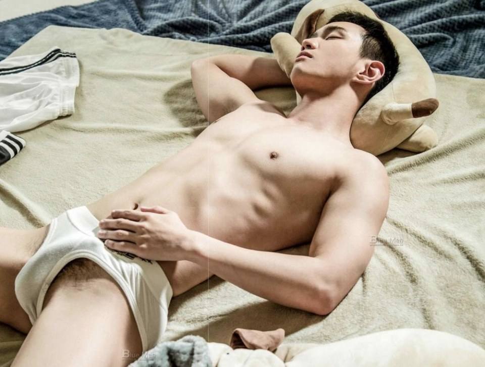 หนุ่มหล่อขึ้นปก 680