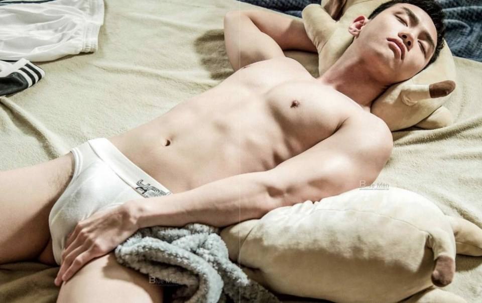 หนุ่มหล่อขึ้นปก 680