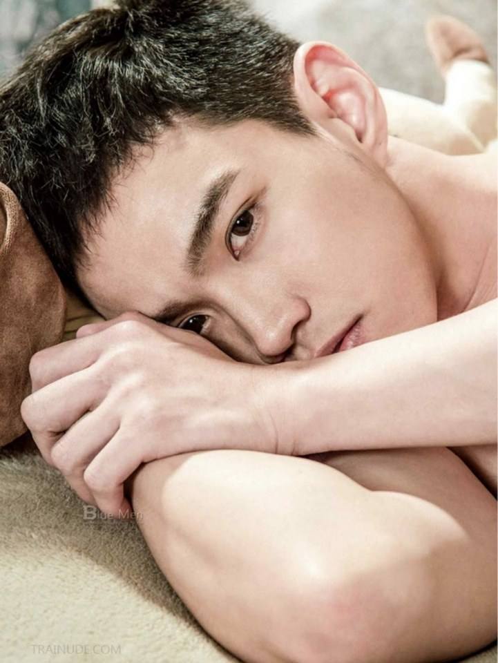 หนุ่มหล่อขึ้นปก 680