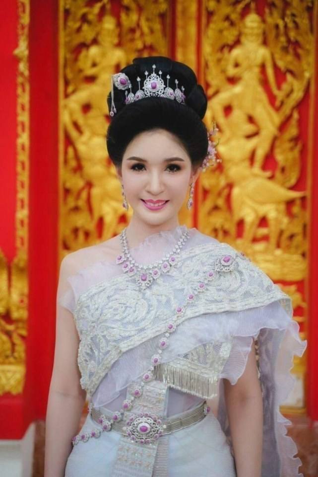 ชุดไทยจักรพรรดิ-Thai Chakraphat