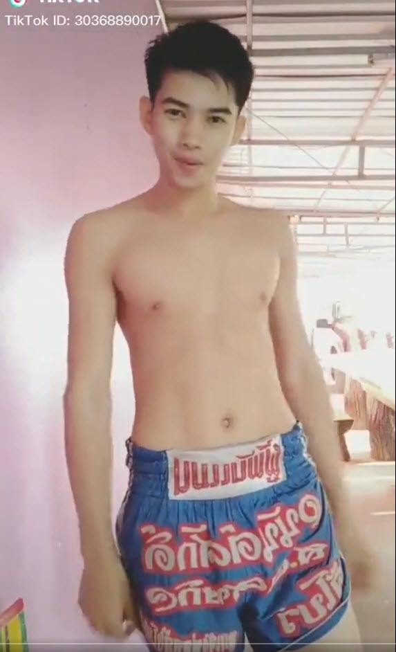 แมนๆเตะบอลกันหลบไป นักมวยแซ่บๆ มาแล้วค่ะ