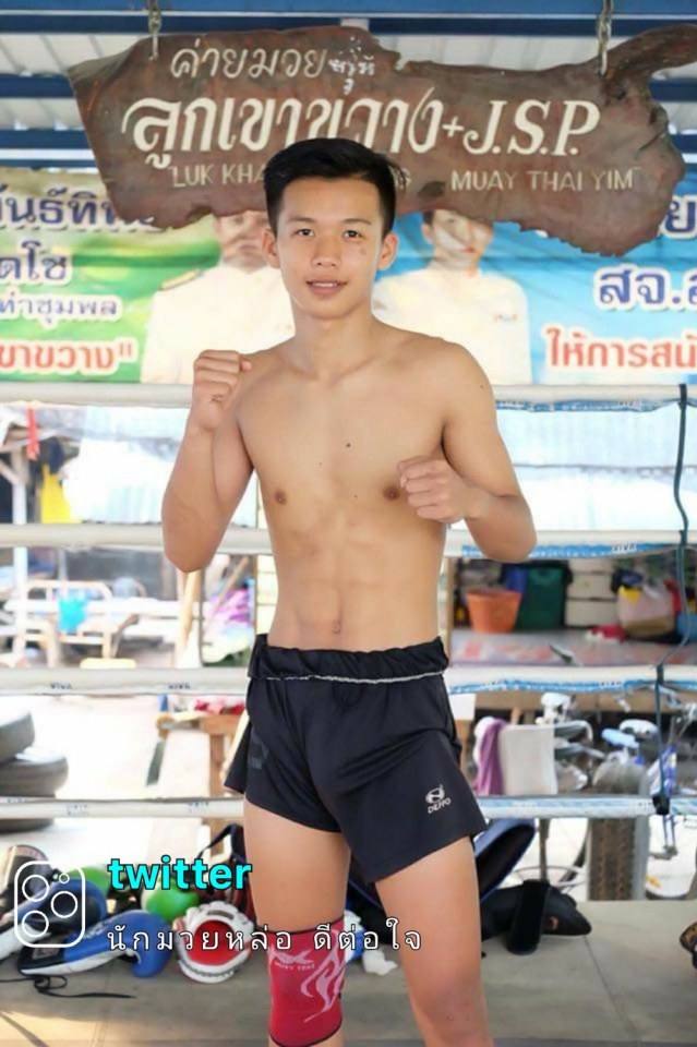 แมนๆเตะบอลกันหลบไป นักมวยแซ่บๆ มาแล้วค่ะ