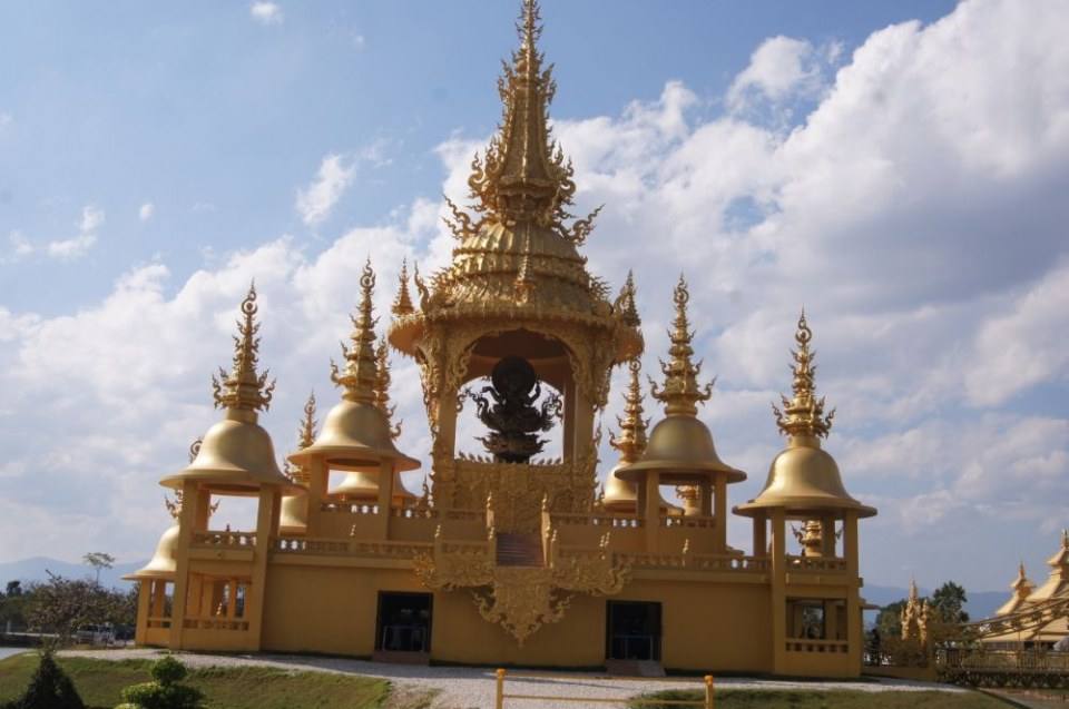 ตรงนี้เวลาเดินเข้าประตูวัดร่องขุนจะเจอสถานที่นี้ครับ บอกเลยว่ามันสวยมากใครเห็นครั้งแรกนึกว่าอยู่บนสวรรค์