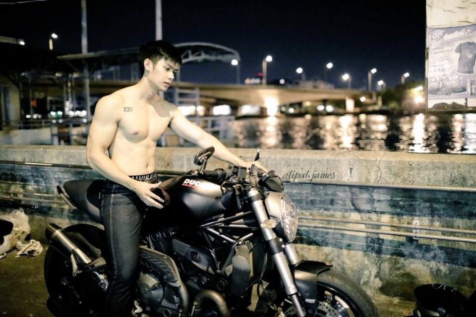 ฟินฟุ่มเฟือย.กับ.(เจมส์ อธิพัชร์)