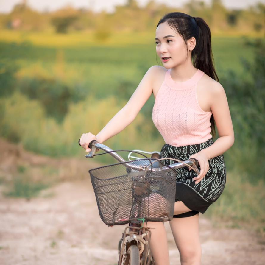 ส่องโปรไพล์ ปูเป้ ปิยาภรณ์ ดีเจหมอลำลุกทุ่งบ้านๆ
