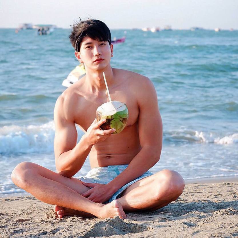 ชายเปลือย..ทำเมื่อยข้อมือ