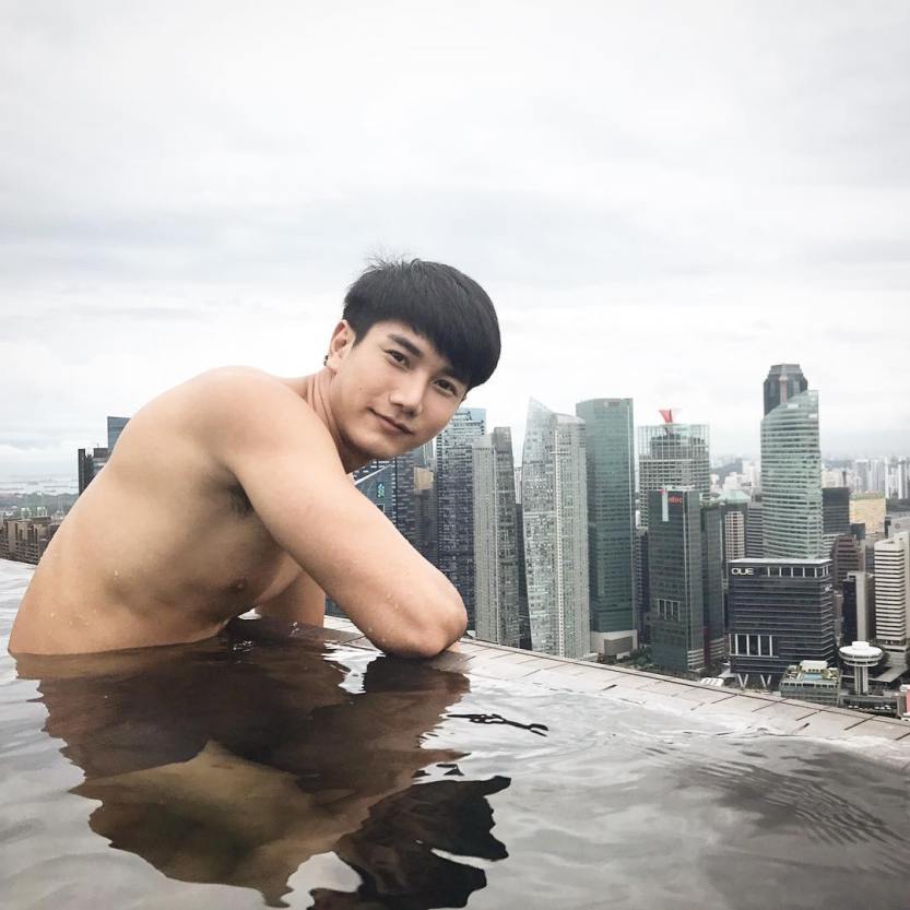 ชายเปลือย..ทำเมื่อยข้อมือ