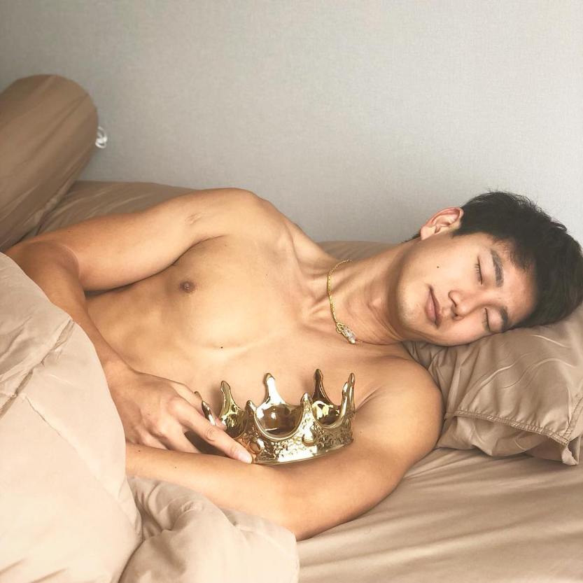 ชายเปลือย..ทำเมื่อยข้อมือ