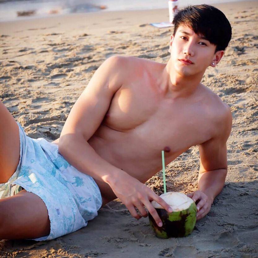 ชายเปลือย..ทำเมื่อยข้อมือ