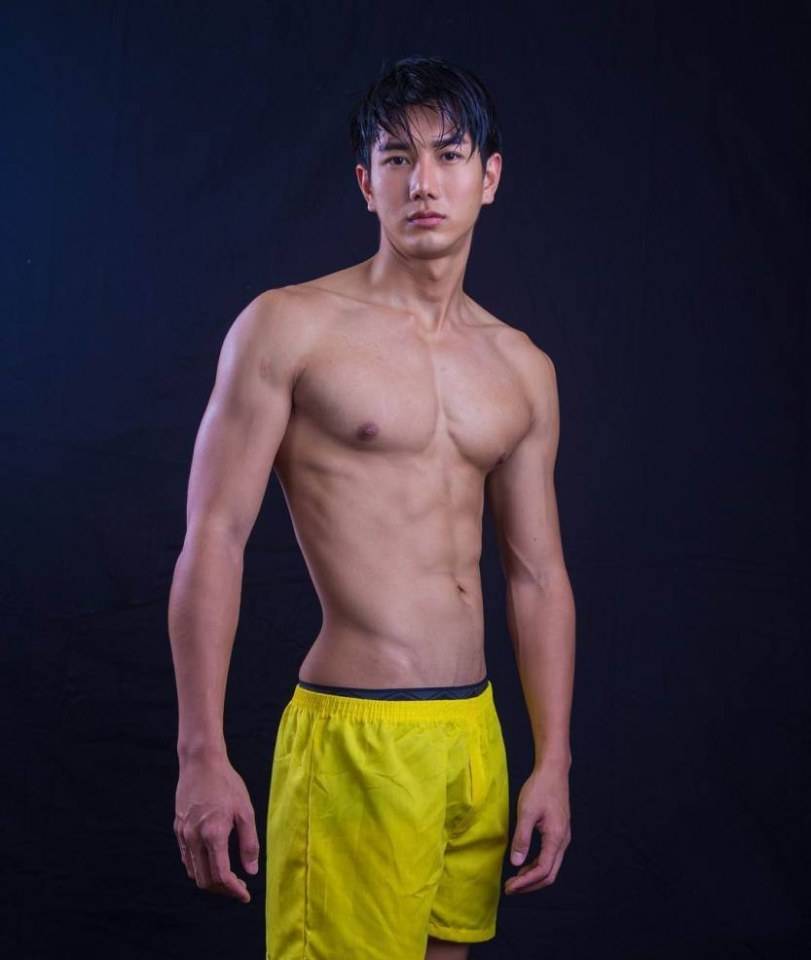 ชายเปลือย..ทำเมื่อยข้อมือ
