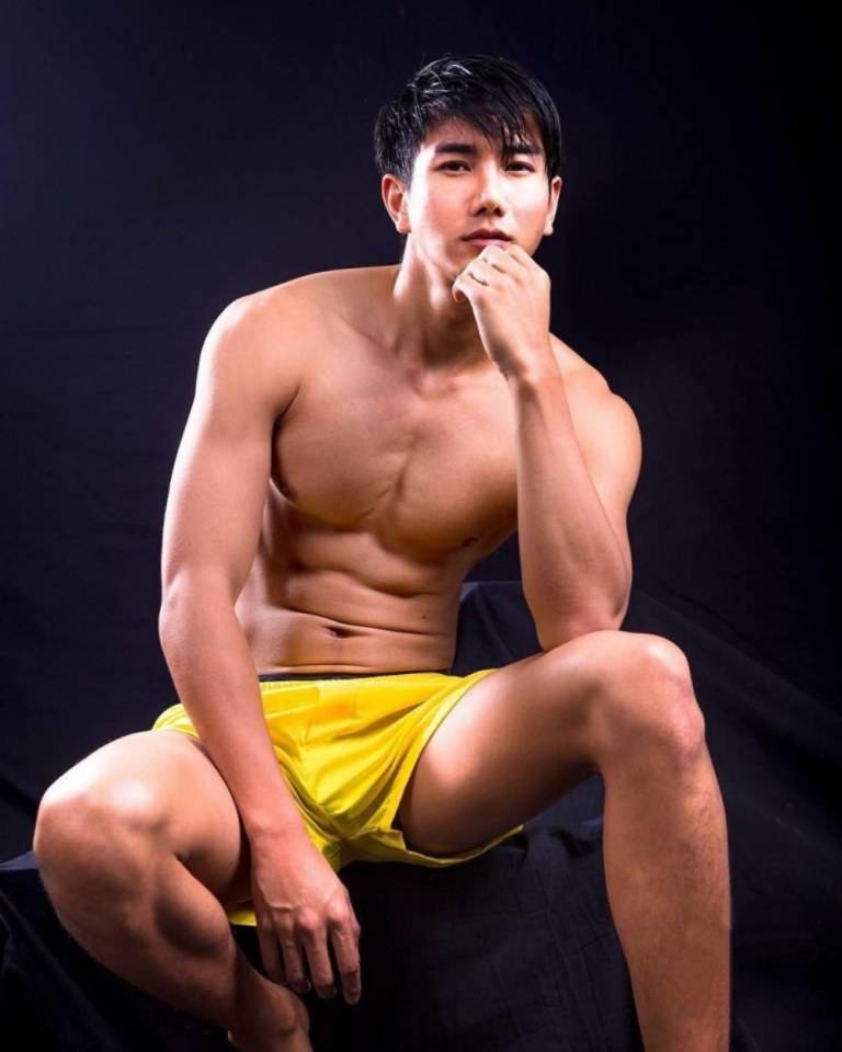 ชายเปลือย..ทำเมื่อยข้อมือ