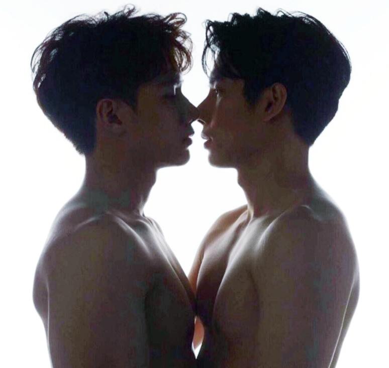 คนหนึ่งมึนเมา}กับ{อีกคนเมามันส์...ใจความสำคัญคือ&bull;อาการคัน&bull;ล้วนๆ (เปรียบเทียบกับเหตุการณ์เมื่อคืนนี้.)