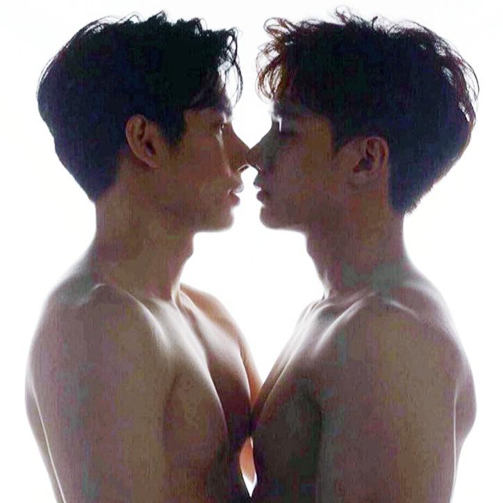 คนหนึ่งมึนเมา}กับ{อีกคนเมามันส์...ใจความสำคัญคือ&bull;อาการคัน&bull;ล้วนๆ (เปรียบเทียบกับเหตุการณ์เมื่อคืนนี้.)
