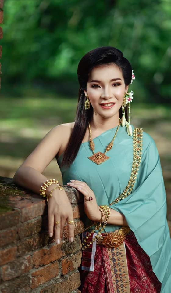 Thai Dress: ชุดไทย ผ้าลายอย่าง | Thailand 🇹🇭
