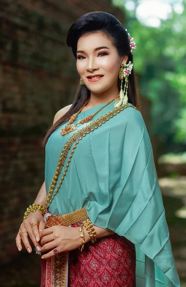 Thai Dress: ชุดไทย ผ้าลายอย่าง | Thailand 🇹🇭