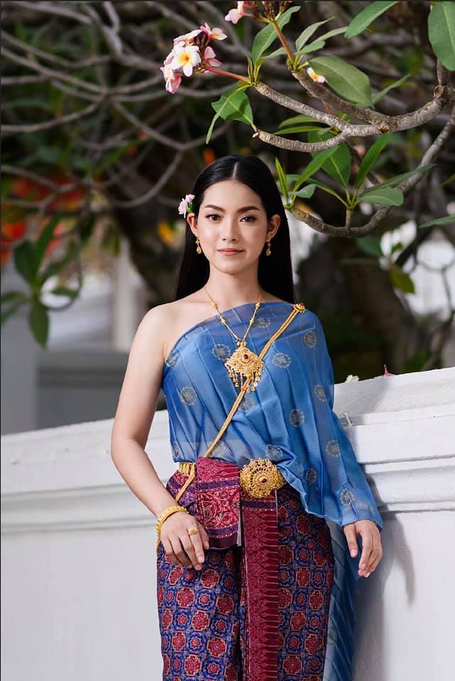 Thai Dress: ชุดไทย ผ้าลายอย่าง | Thailand 🇹🇭