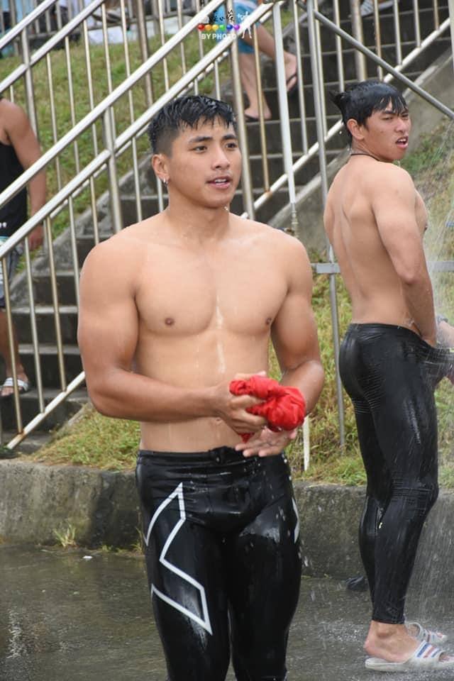 นักกีอาตี๋พายเรืออาบน้ำโชว์