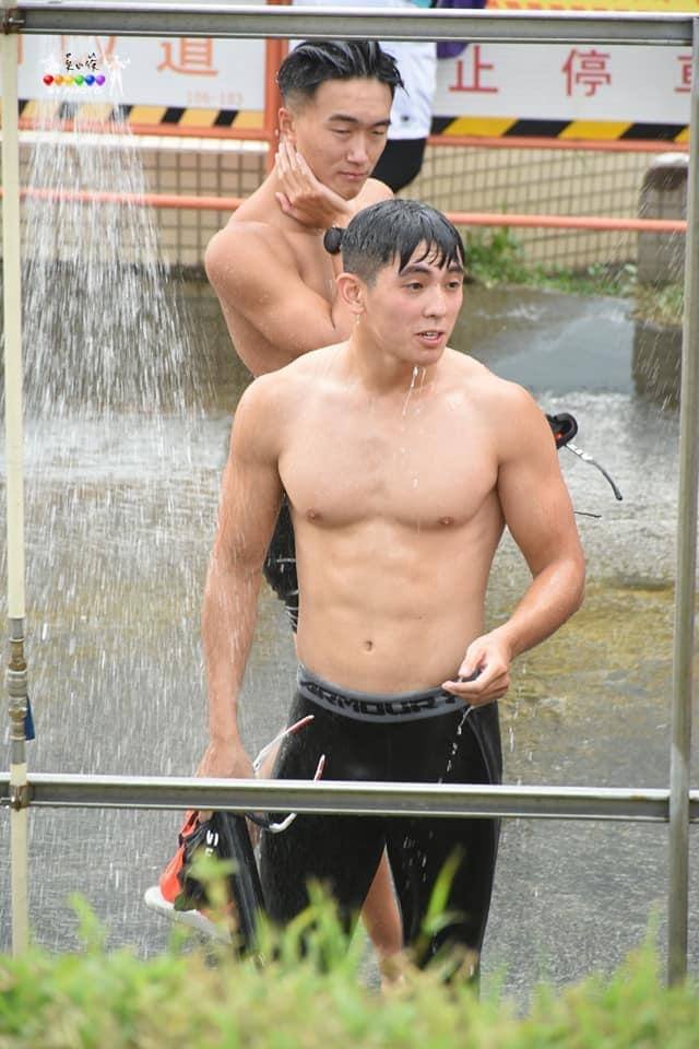 นักกีอาตี๋พายเรืออาบน้ำโชว์