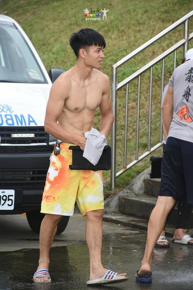 นักกีอาตี๋พายเรืออาบน้ำโชว์