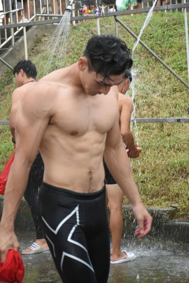นักกีอาตี๋พายเรืออาบน้ำโชว์