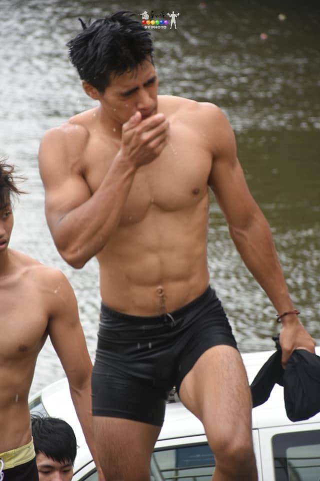 นักกีอาตี๋พายเรืออาบน้ำโชว์