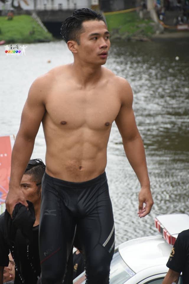 นักกีอาตี๋พายเรืออาบน้ำโชว์