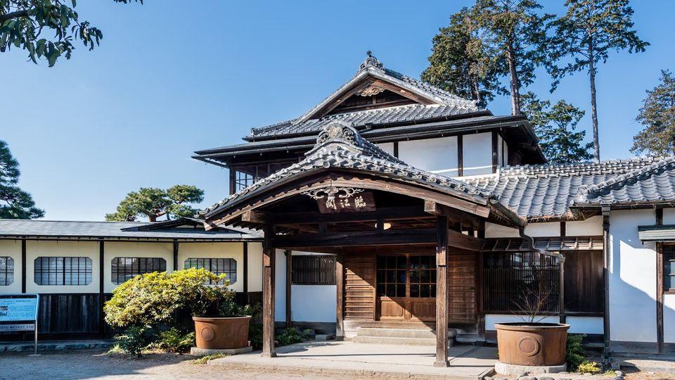 “ เมืองแห่งน้ำเขียวขจีและกวีนิพนธ์” Maebashi แวดล้อมด้วยธรรมชาติที่อุดมสมบูรณ์มีแม่น้ำสองสายไหลผ่านเมือง แต่สามารถเดินทางจากสนามบินนาริตะหรือตัวเมืองโตเกียวได้ภายในเวลาไม่ถึงสองชั่วโมง การรวมกันของควา