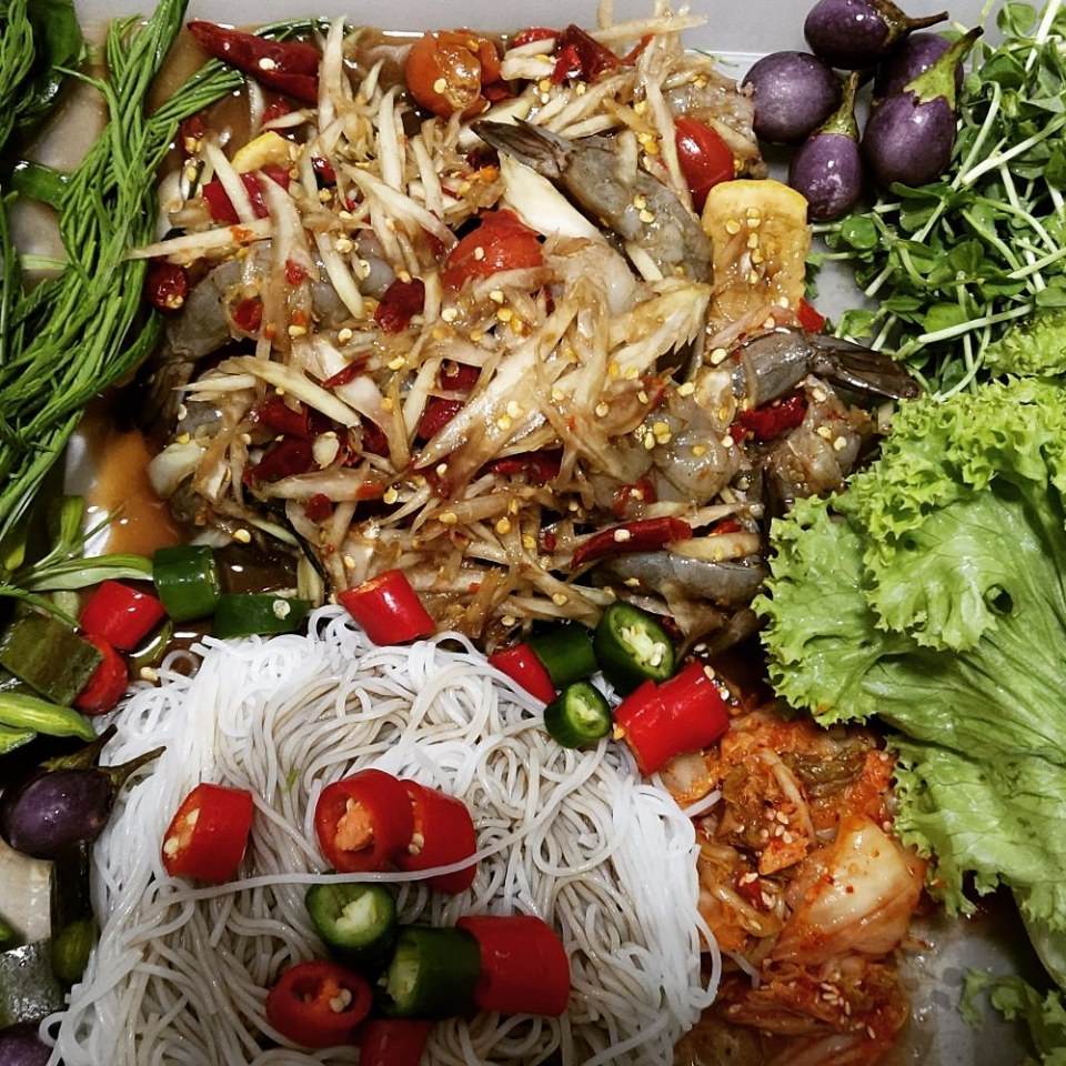 ส้มตำกุ้งสด ผักมาเป็นสวนบ่ไดปลูกไปซื้อเพิ่ลมา