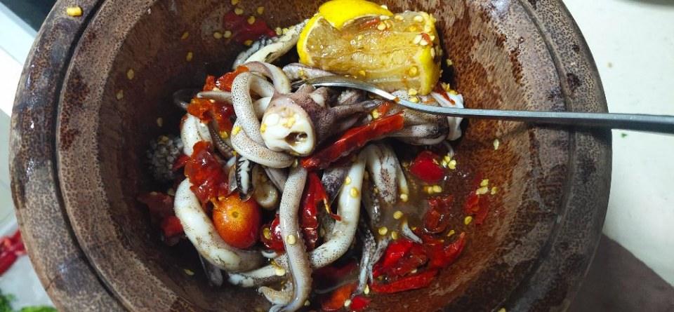 เผ็ดนัวๆๆต้องโค้กนี้ ตำหนวดหมึก