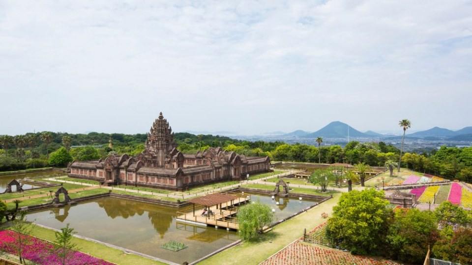 Angkor Dynasty’s Temple This Angkor dynasty styled temple was built by the hands of Thai master craftsmen after the original ancient temple in Thailand