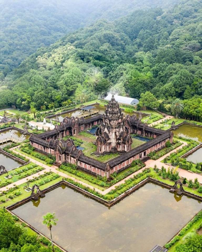 Angkor Dynasty’s Temple This Angkor dynasty styled temple was built by the hands of Thai master craftsmen after the original ancient temple in Thailand