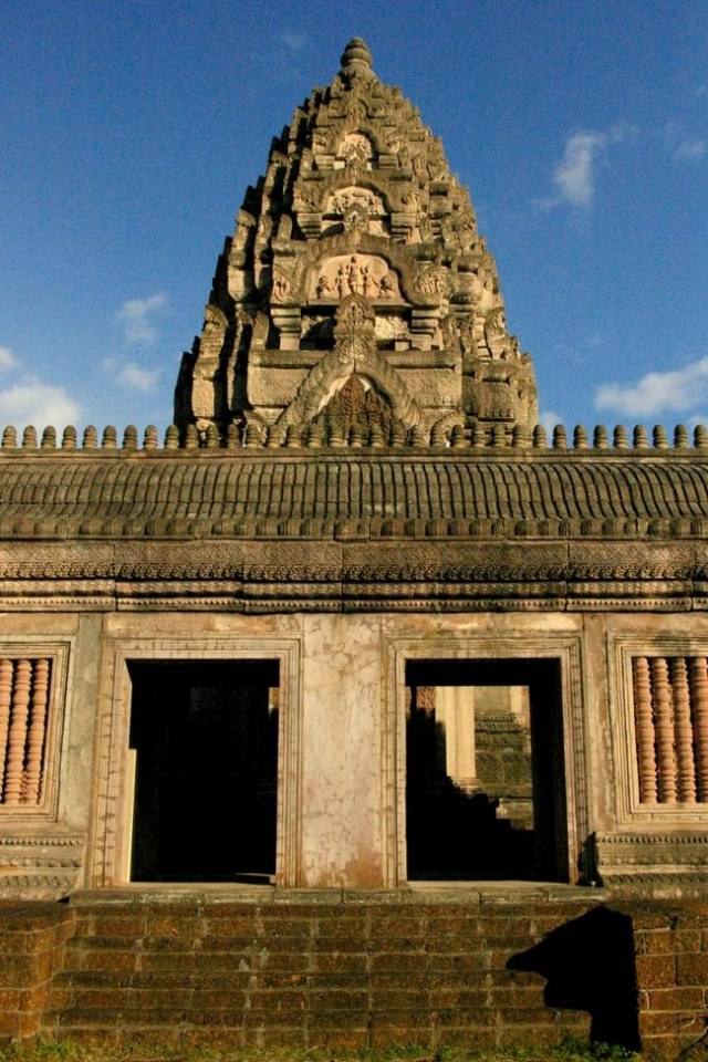 Angkor Dynasty’s Temple This Angkor dynasty styled temple was built by the hands of Thai master craftsmen after the original ancient temple in Thailand