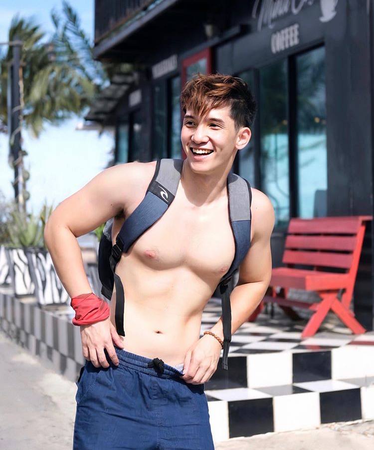 ผู้ชาย นมสวย {1}