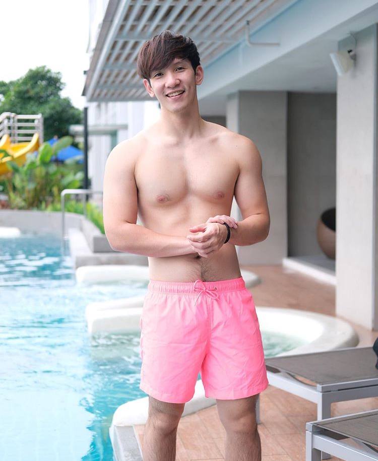 ผู้ชาย นมสวย {1}