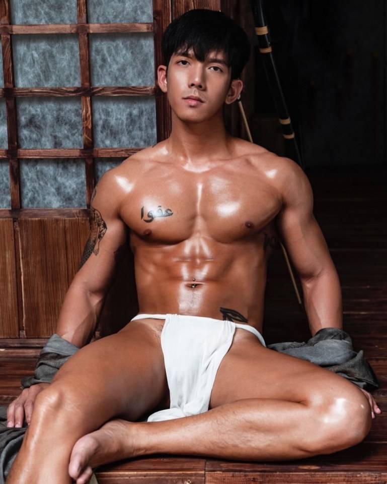 ถอดโชว์เรือนร่าง 2670