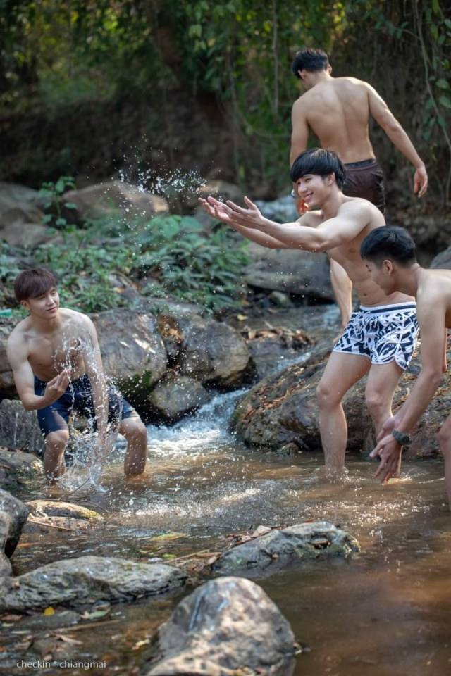 เล่นน้ำกัน