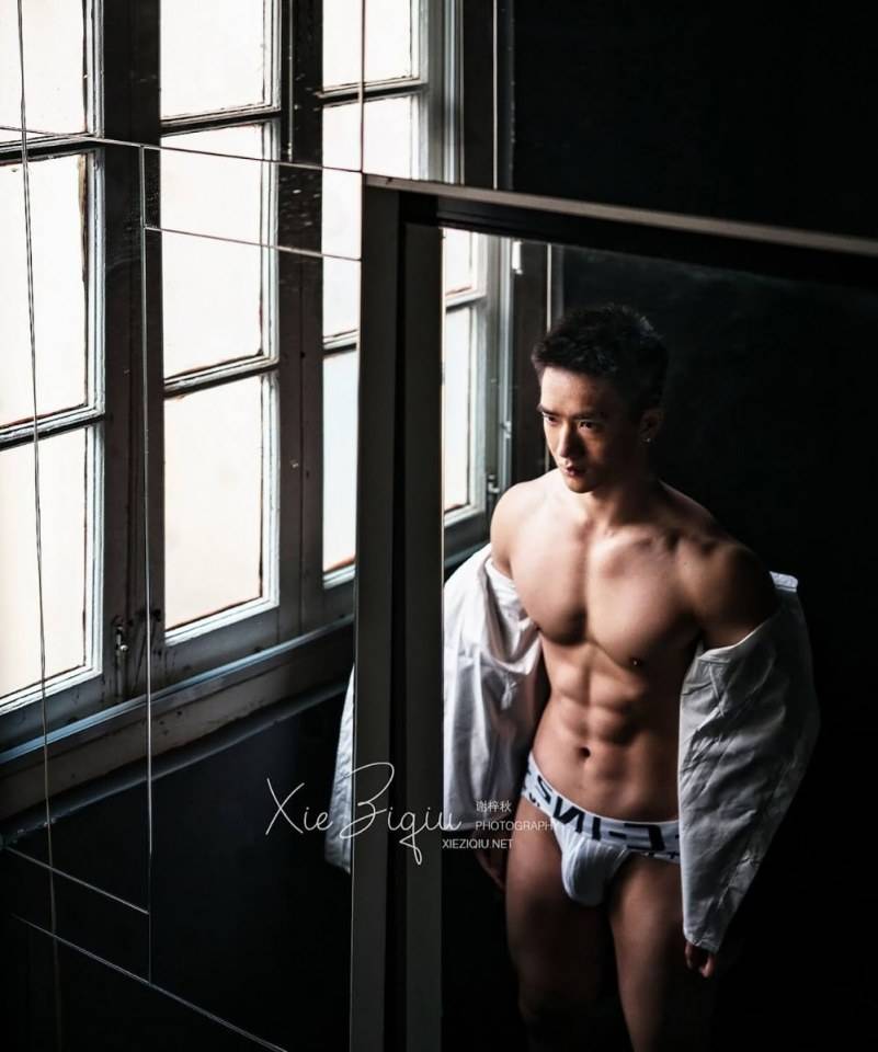 หนุ่มหล่อขึ้นปก 819