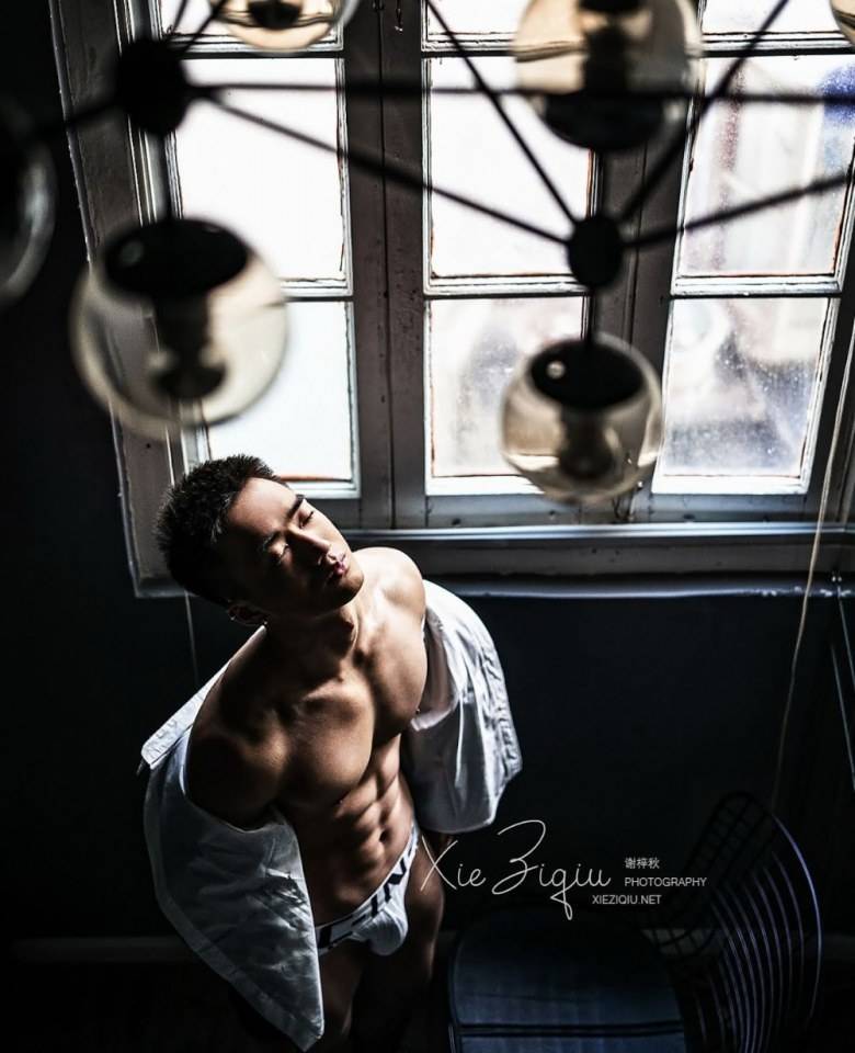 หนุ่มหล่อขึ้นปก 819