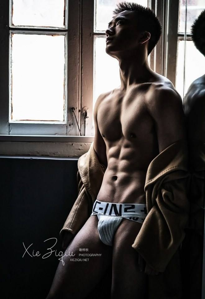 หนุ่มหล่อขึ้นปก 819