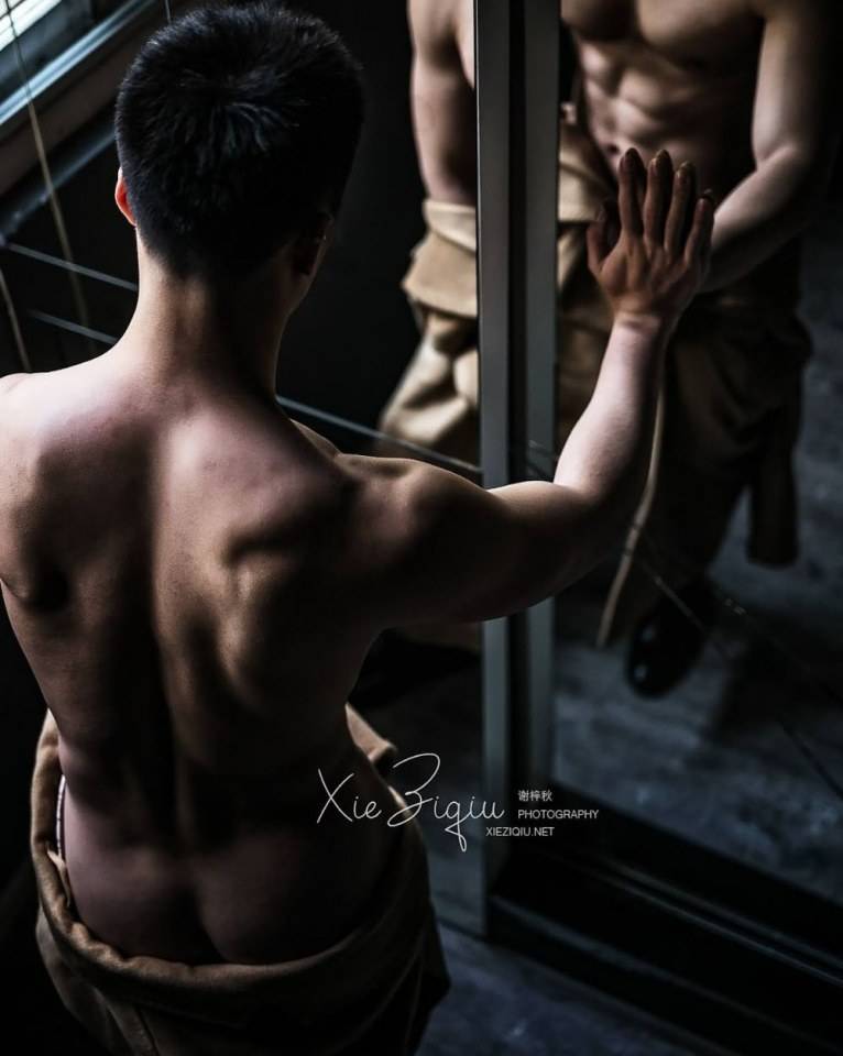 หนุ่มหล่อขึ้นปก 819