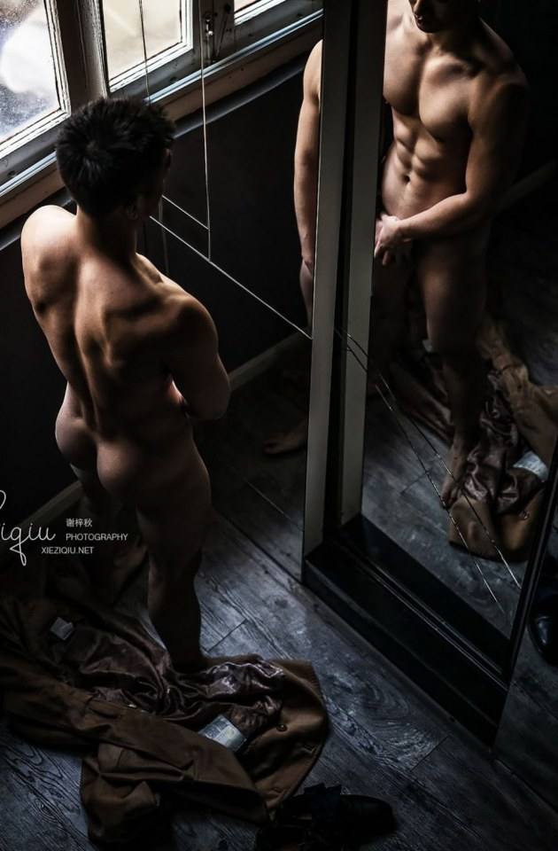 หนุ่มหล่อขึ้นปก 819
