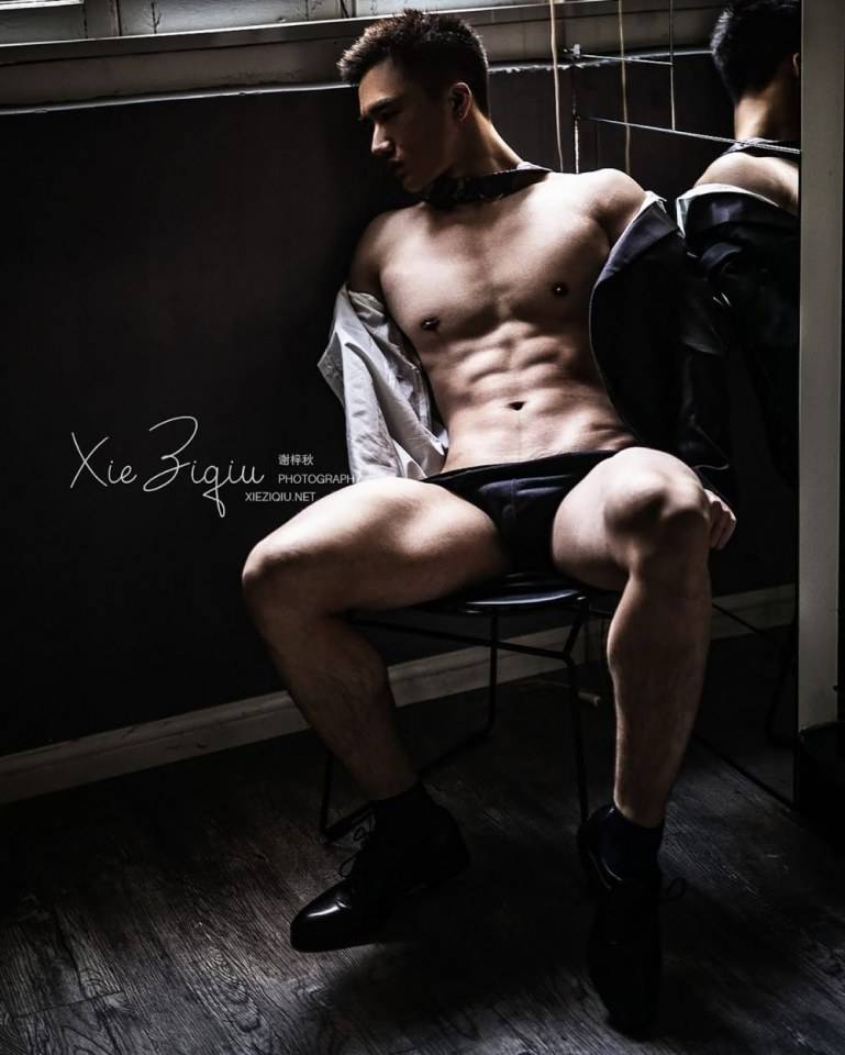หนุ่มหล่อขึ้นปก 819