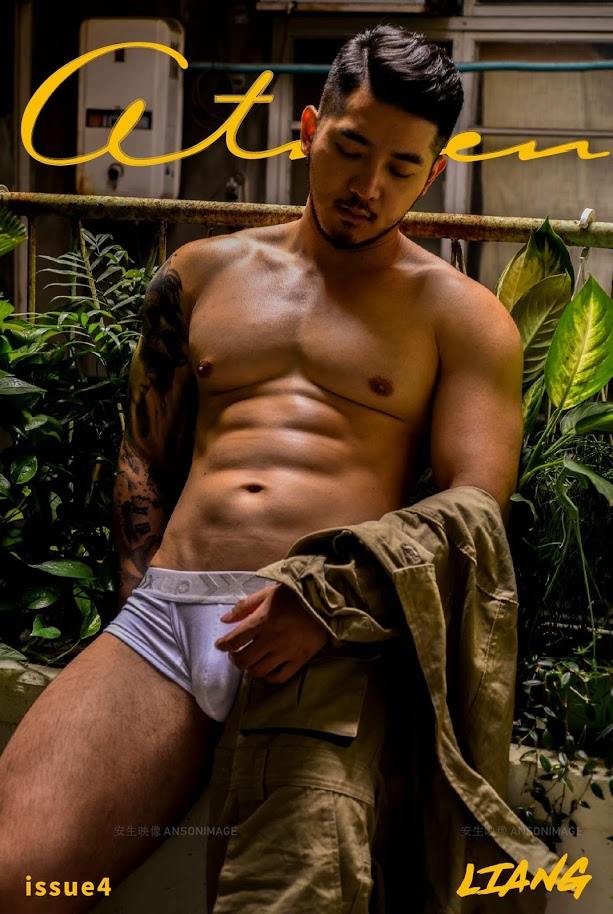 หนุ่มหล่อขึ้นปก 821